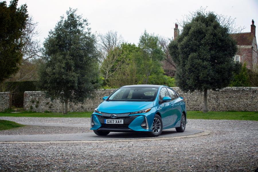  Toyota Prius Plug-in Hybrid 2017 года  (UK) (фото 6 из 28)